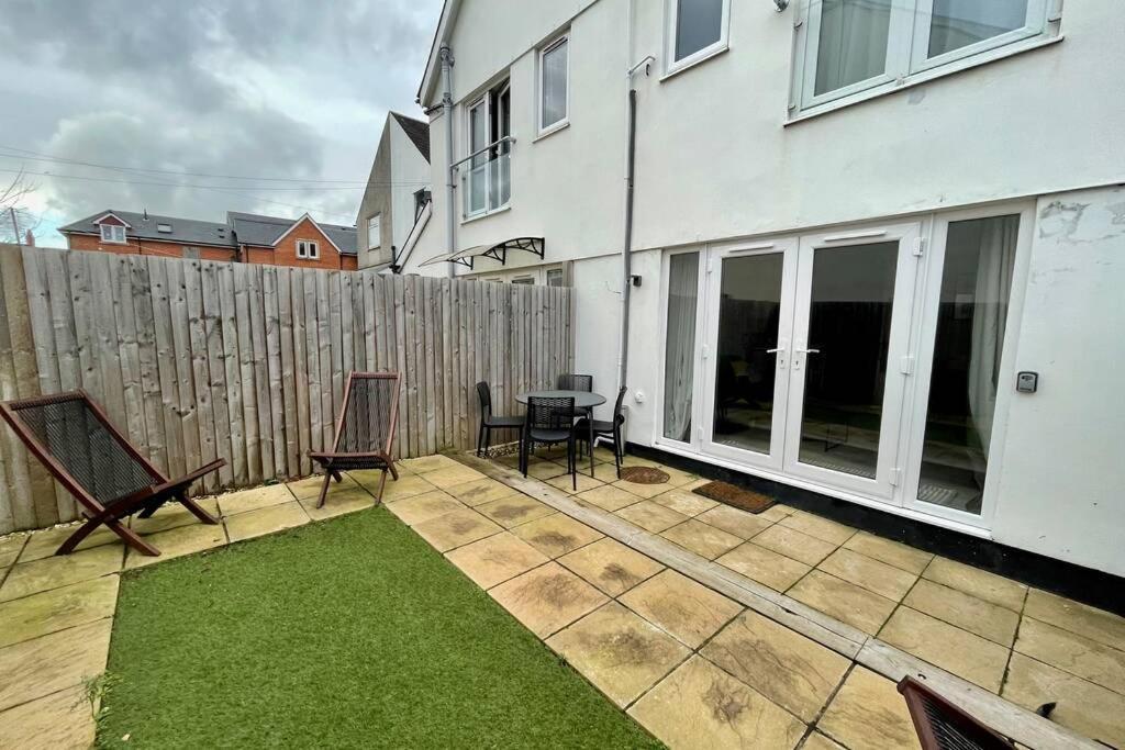 Stylish Modern One Bedroom Apartment with Garden Cardiff Exterior foto