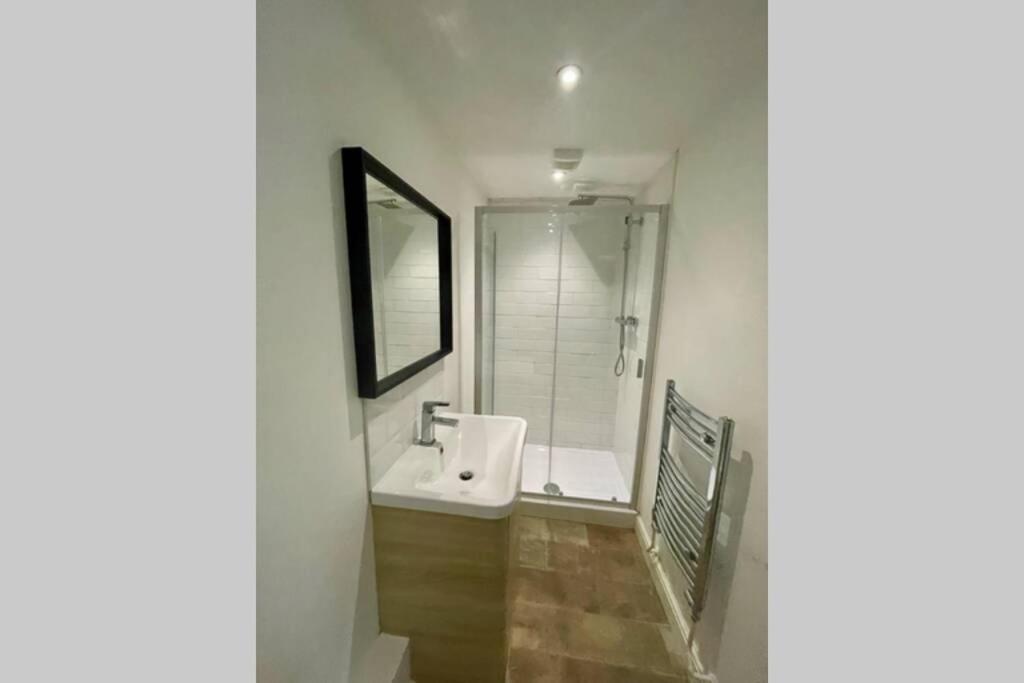 Stylish Modern One Bedroom Apartment with Garden Cardiff Exterior foto